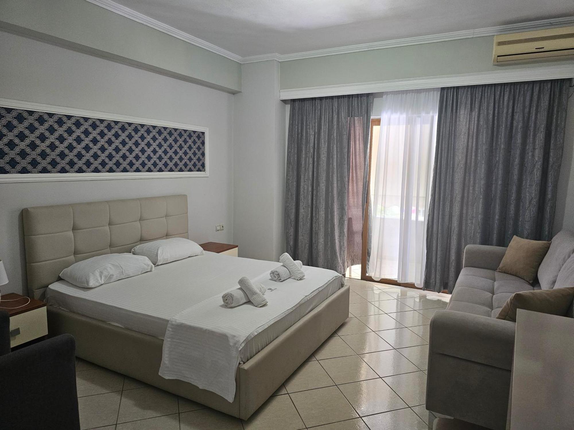 Hotel Pini Sarandë Exterior foto