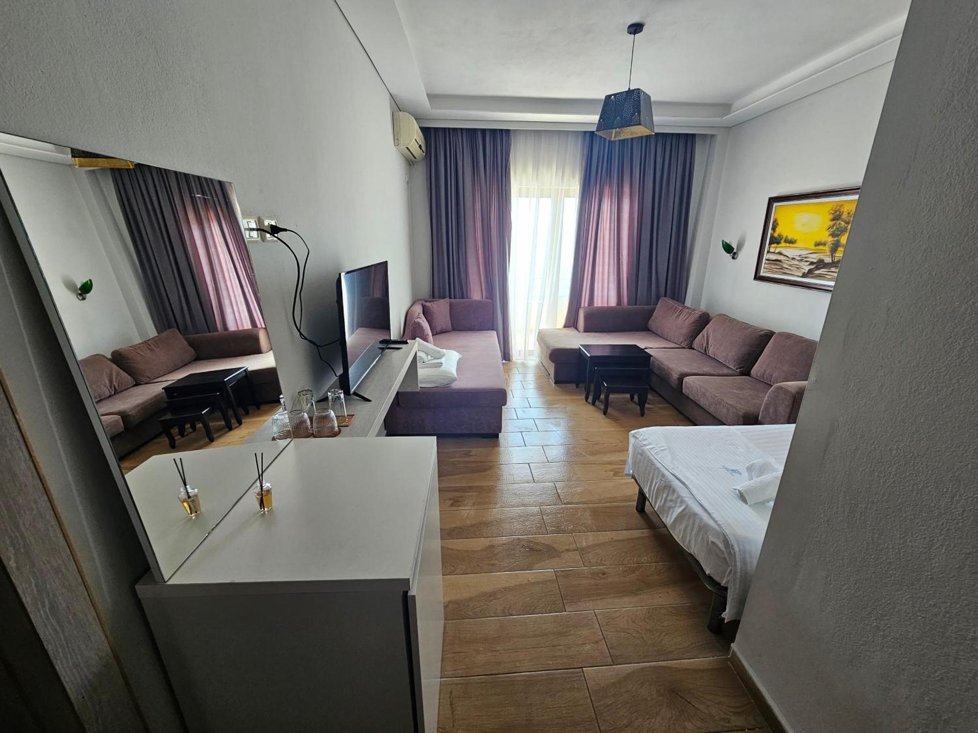 Hotel Pini Sarandë Exterior foto