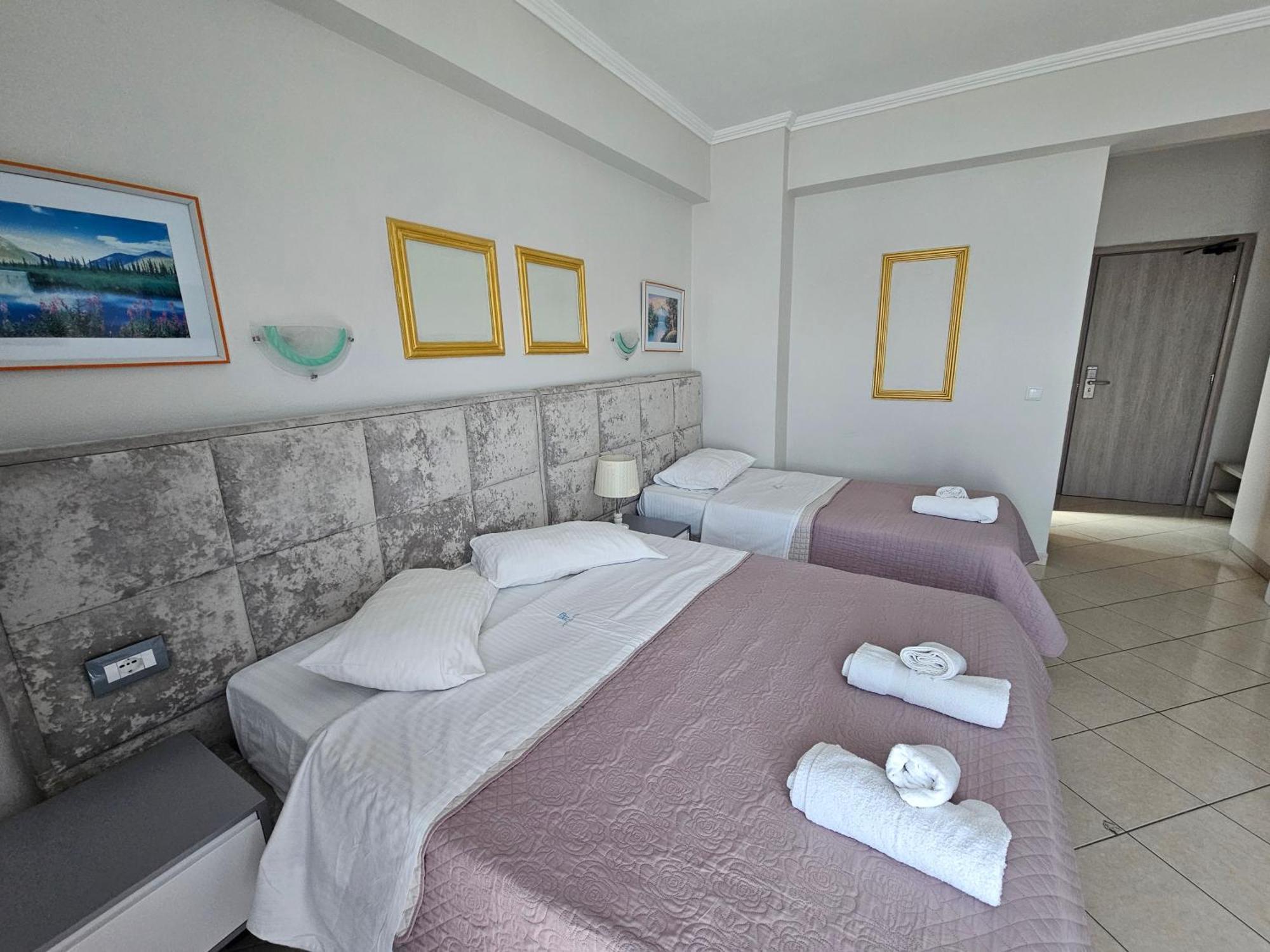 Hotel Pini Sarandë Exterior foto