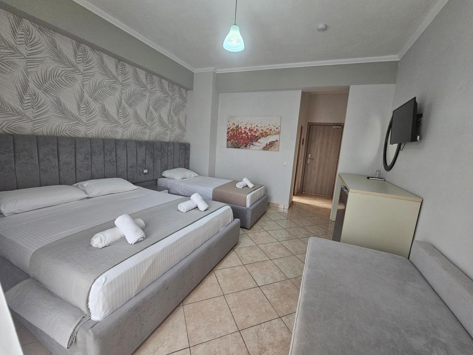 Hotel Pini Sarandë Exterior foto