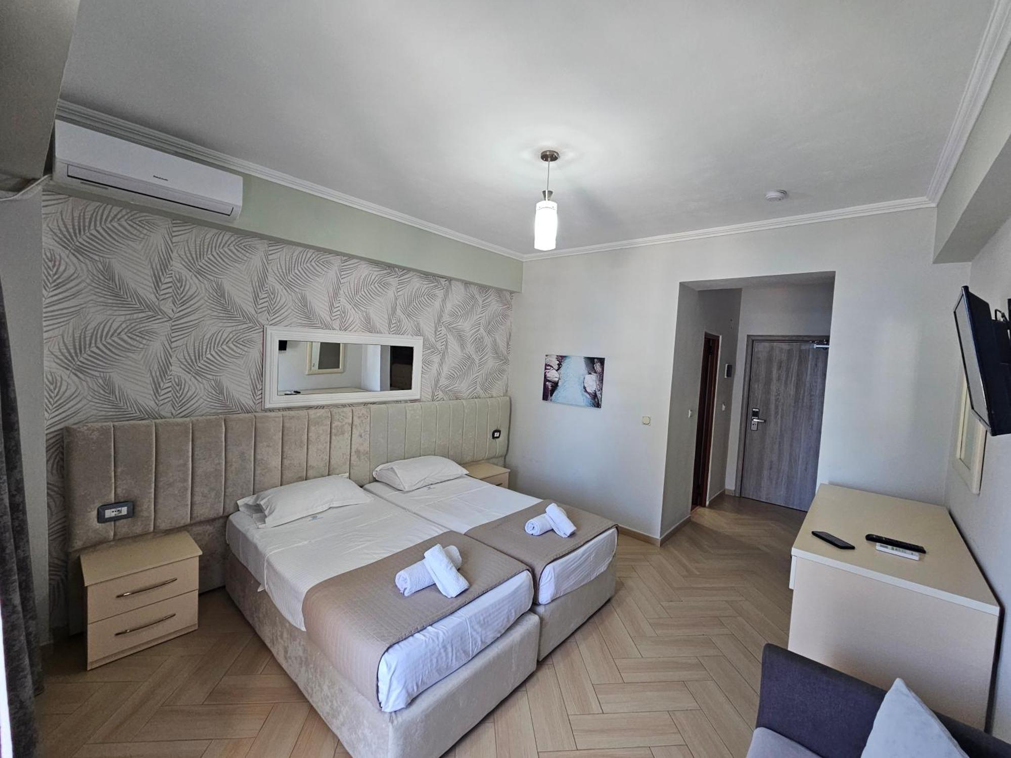 Hotel Pini Sarandë Exterior foto