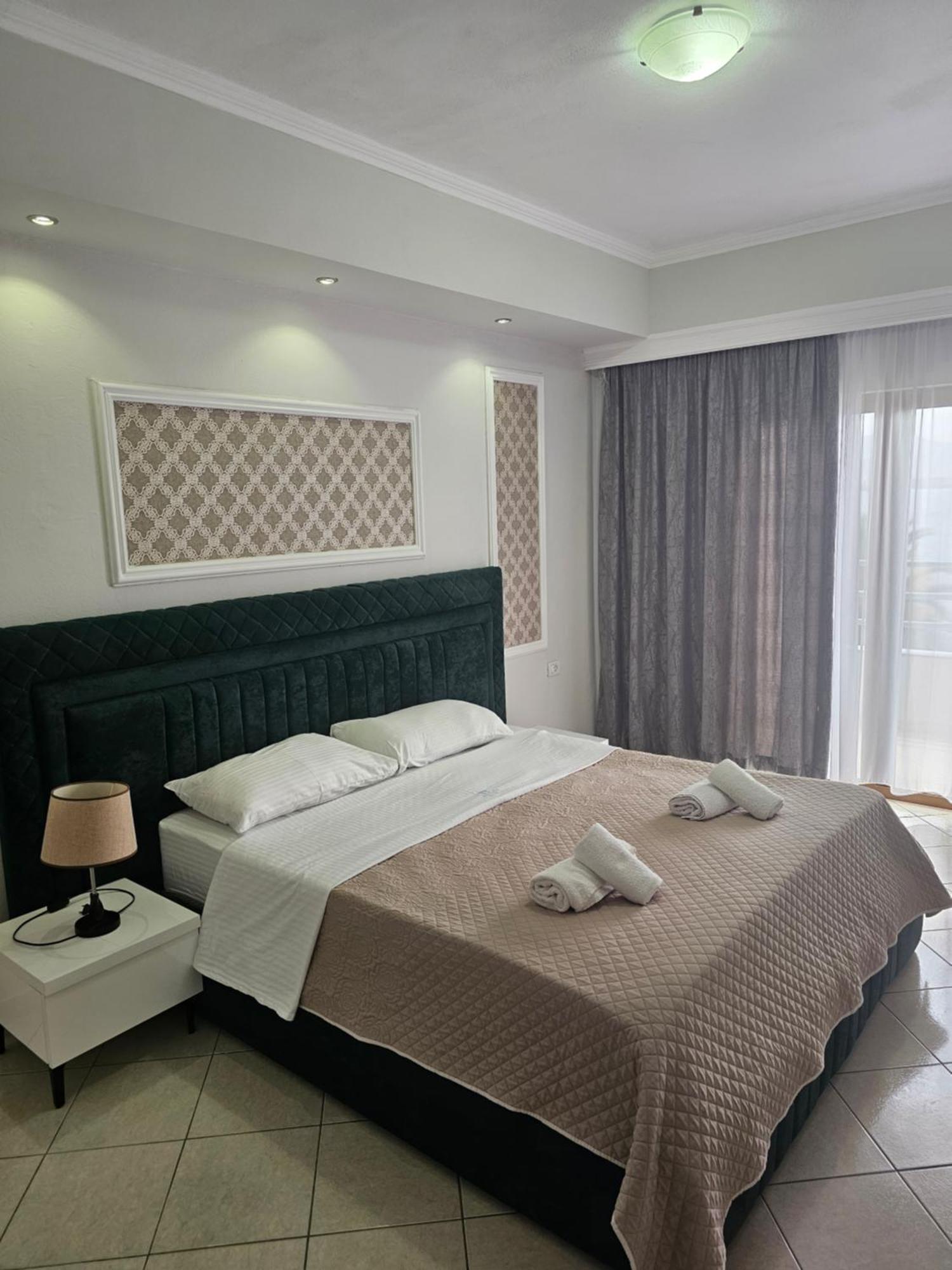 Hotel Pini Sarandë Exterior foto