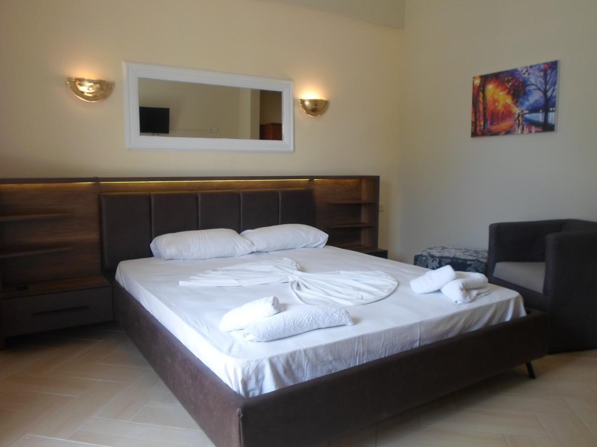 Hotel Pini Sarandë Exterior foto